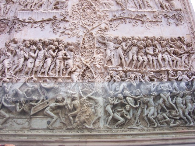 Fuera del Duomo, este relieve que representa el infierno

Outside the Duomo, this engraving depicts hell