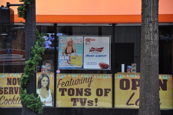 Atlanta - Hooters Lots of TVs