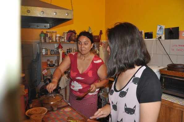 Eve y Fabi cocinando