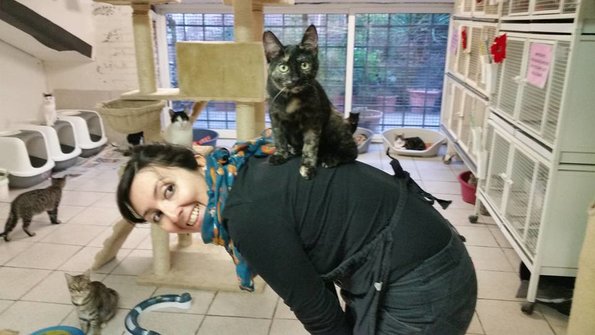 Fabiola con gato en la espalda 1