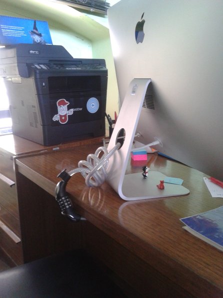 Bicycle chain to hold monitor